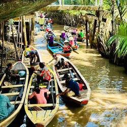 Weiter gehts bei Ebbe mit kleinen Booten auf die andere Flussseite