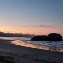 Wir können hier nicht bleiben. Der Dieseltank ist undicht.
