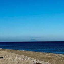 In der Ferne der Vulkan Stromboli