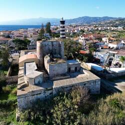 Der Leuchtturm und eine alte Festtung von Capo Peloro