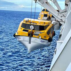 Tenderboote werden ins Meer gehievt