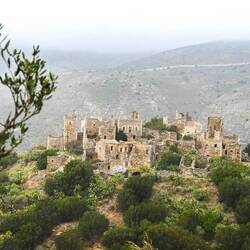 Vathias Wehrtürme in exponierter Lage.