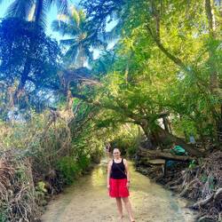 In Knöchel tiefen Wasser laufen wir den Bachlauf entlang