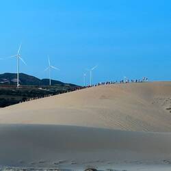 Auf der gegenüberliegenden Dünen wird gefeiert