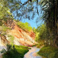 Einen Wasserfall finden wir nicht, aber die Farben der Umgebung sind auch für sich beeindruckend 😍