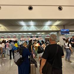 Wenigstens ist die Schlange nicht ganz so lang wie bei der Ankunft 🤦‍♀️