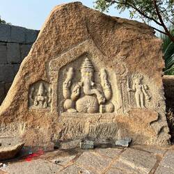 Mitten im Dschungel entdecken wir immer wieder neue kleine Anlagen