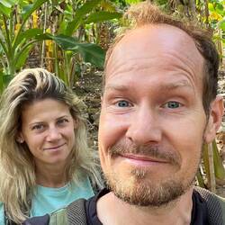 Wir schlagen uns querfeldein durch eine Bananenplantage