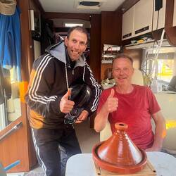 Ali bringt frusch gekocht das Essen