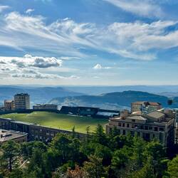 Ein Bolzplatz, hoch oben auf dem Berg 😂