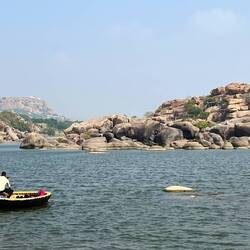 Am Tungabhadra Fluss kann man sich in runden Flößen umherfahren lassen.