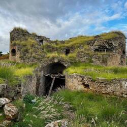Castello a Mare - 2 € Eintritt sind selbst hier zuviel Alles zerfallen und überwuchert