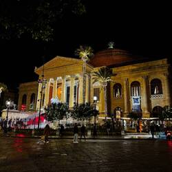 Teatro Massimo - imposant und auch noch entsprechend zu Weihnachten rausgeputzt