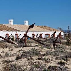 Tonijn visserij museum met het ankerkerkhof bij Santa Luzia bij Faro