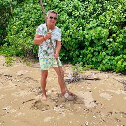 Reiner versucht eine Kokosnuss zu öffnen