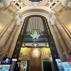 Ein wunderschöner alter Zugang mit Lift