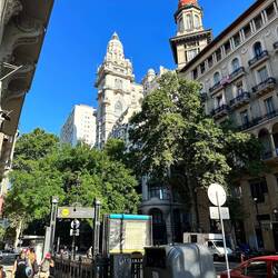 Architektur, Abgang U-Bahn und Abfallbehälter mit Unrat rundherum