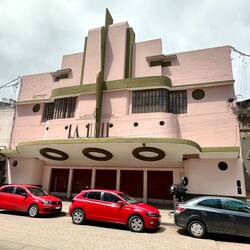 Kino - beachte die alte Filmmaschine hinter dem schwarzen Auto
