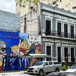 eines der wenigen älteren Gebäude, daneben Wandmalerie