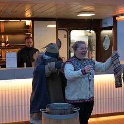 Die Polarkreistaufe - Wasser inkl. Eis wird unter die Jacke gegossen - sehr erfrischend.