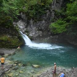 The Blue Eye - in der Mitte sprudelt eine Quelle mit kalten Wasser