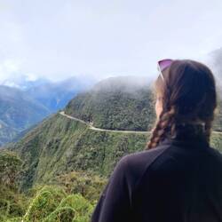 Blick auf die Todesstrasse ☠️ Die Fahrt kann beginnen 🚲