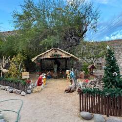 Weihnachtskrippe im Vorgarten