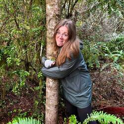 Weil alle immer nur die großen Bäume umarmen