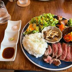 Lunch nach dem Schrein-Besuch