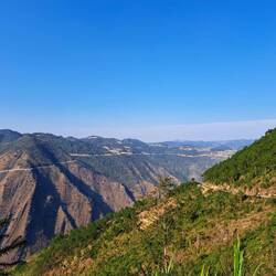 Ausblick auf die chinesisch vietnamesische Grenze mit Grenzzaun