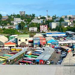 Die Markthallen vom Schiff aus gesehen