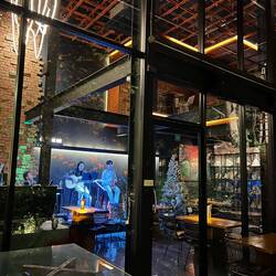 可能因为大家进程开圣诞Party了，客人很少诶。加我们才三桌。