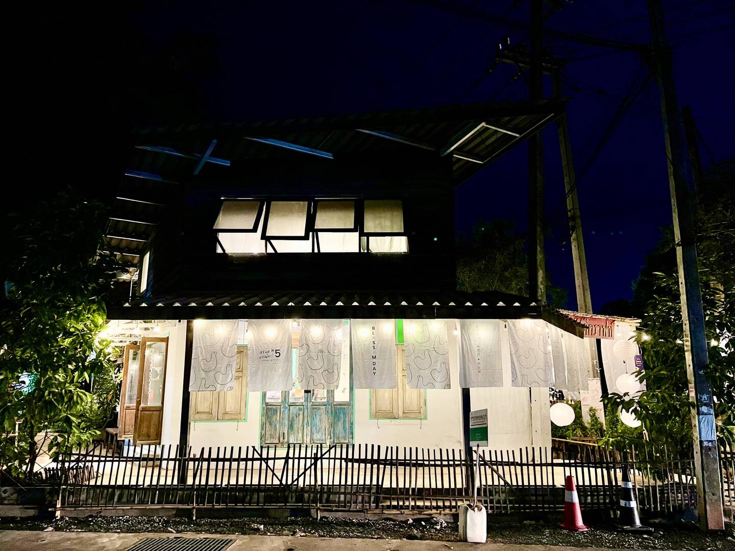 活动今天结束，员工在撤场