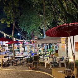 灯火辉煌空无人烟。只做白天生意这样亮灯会不会太不环保😂