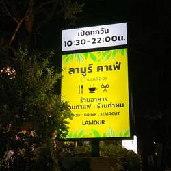 餐厅，咖啡店和。。。理发店💈😂。可惜人家book满了，我们没吃上喝上他家🤷🏻