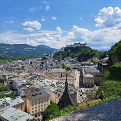Mit dem Aufzug hoch zur Burg um lecker zu speisen👌
