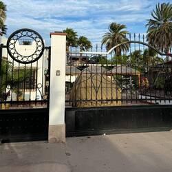 Auch grüßt der Weihnachtsmann aus dem Vorgarten