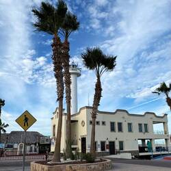 Strandpromenade mit Leuchtturm