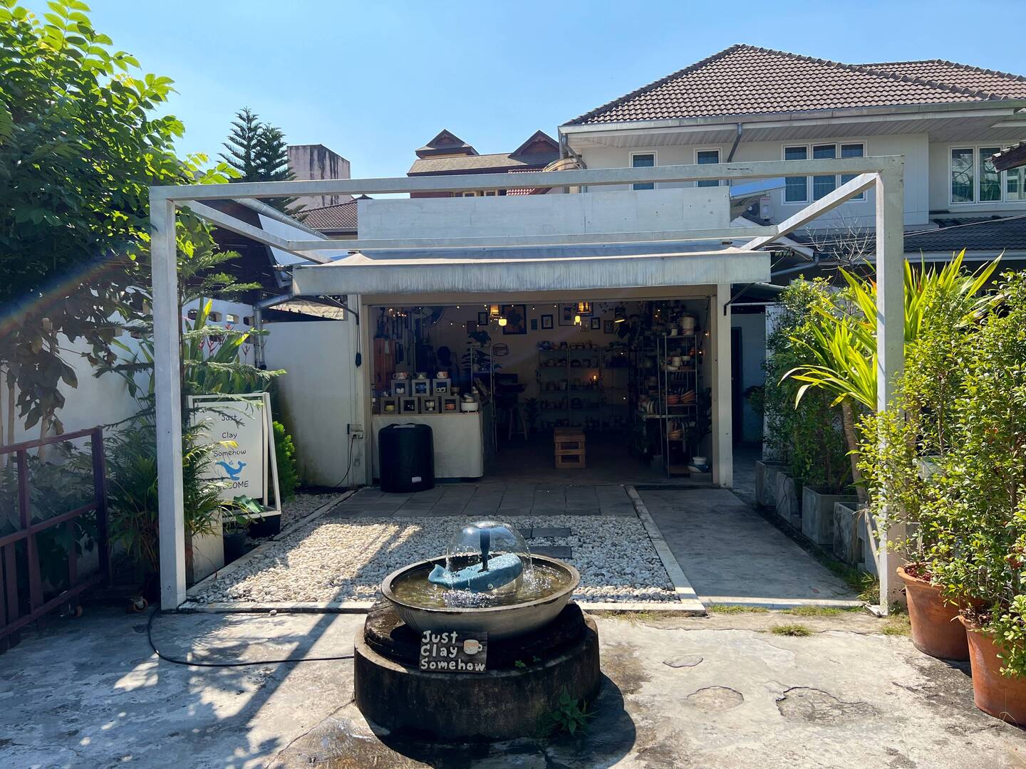 这家小店就是我的梦想人生，老板手工做陶瓷品不论大小250/个，买4送1不废话。你不叫我我就一直坐在那里雕啊刻的🩵