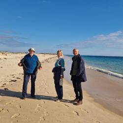Wandelen aan het strand op 1-de Kerstdag
