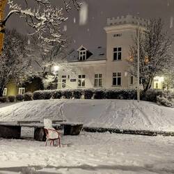 There's a snowman sitting in that chair!