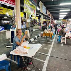 wer am Stand kauft, darf dahinter die Sitzplätze nutzen