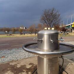 Wasserspender mit Trinkwasser (was übrigens jedes Leitungswasser hier ist)