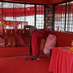 Der Priester trägt Nike