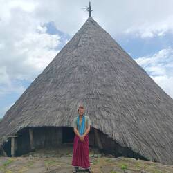Wearing the traditional Sarong, scarf and hat was mandatory - for tourists. 🤷