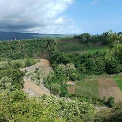 A huge river cuts a steep valley into the lands.