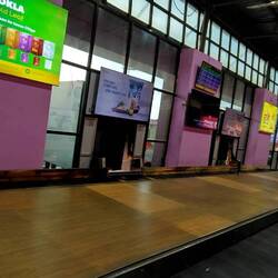 die koffer werden einfach durchbdie wand aufs Band geschoben 😂