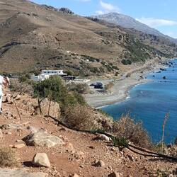 Wanderung zum Palmenstrand, hinten Blick auf die Küstenstraße