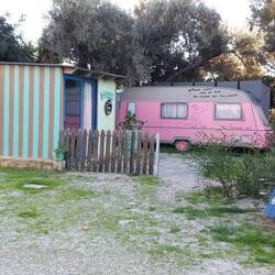 liebevolle Hinweise der Campingplatzbesitzer (älteres Ehepaar)