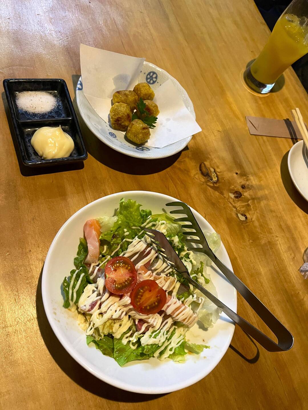 辛子蓮根ボール (hinten, Lotusgemüse-Bällchen mit scharfen Senf) / 海鮮サラダ (vorne, Sashimi-Salat)